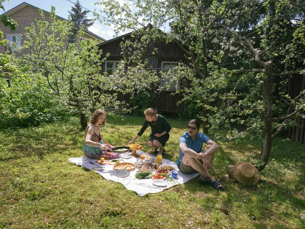 7 Unique Father's Day Ideas for Your Garden-Loveing Father 3 Garden Picnic for father's day ideas